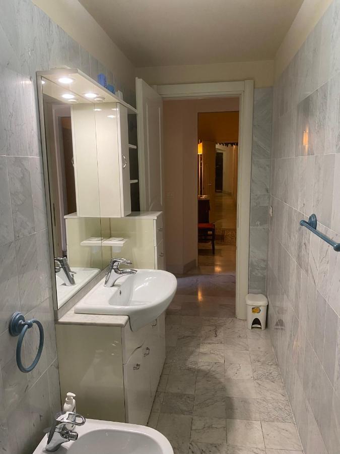 Renovated Apartment With 3 Bedrooms In An Historic Palazzo Between Port And Old Town Livorno Bagian luar foto